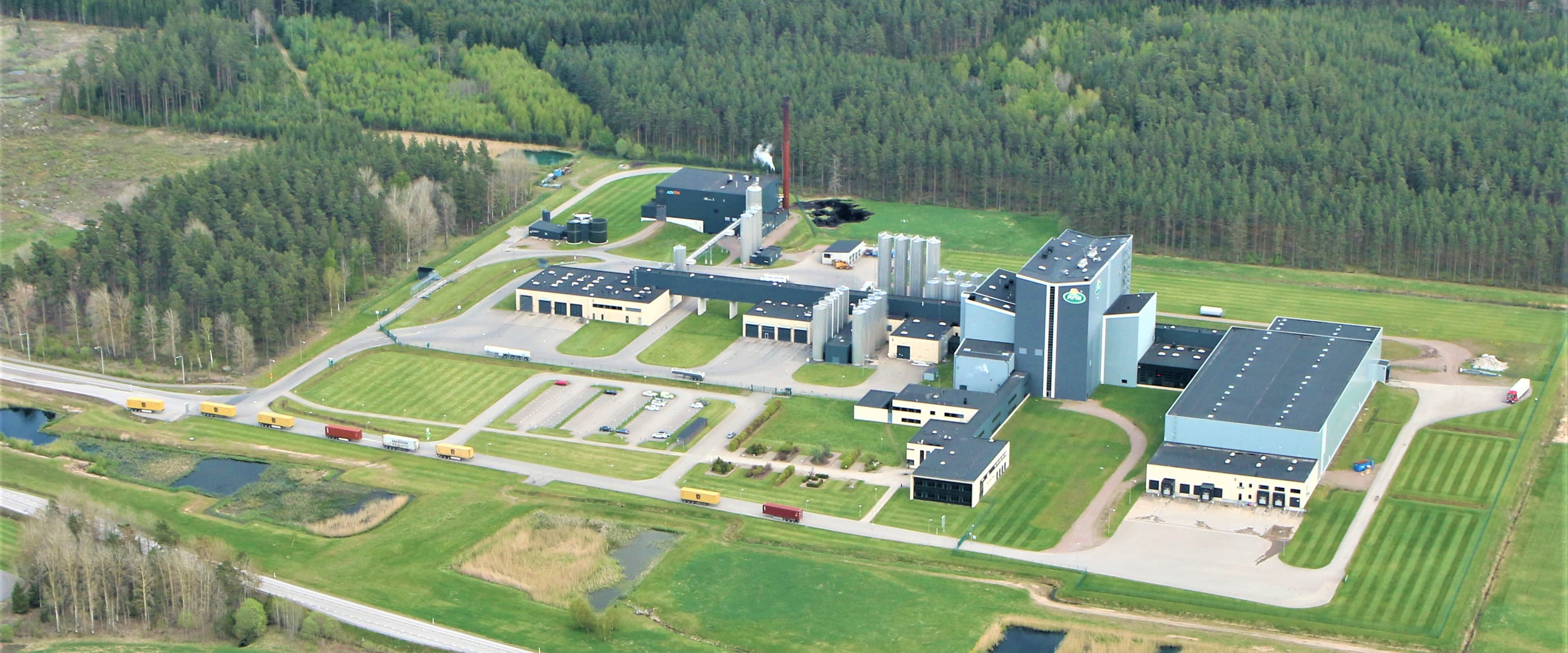 Det store mejeri med en omfattende produktion af mælkepulver siger i 2024 farvel til den sidste dråbe fossile olie, og det bliver kulminationen på et årelangt og vellykket samarbejde mellem energileverandøren Adven, Viegand Maagøe og Arla.